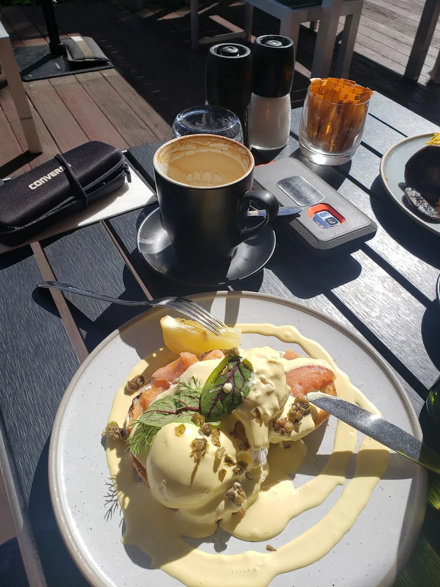 Eggs Benedict, Middels
