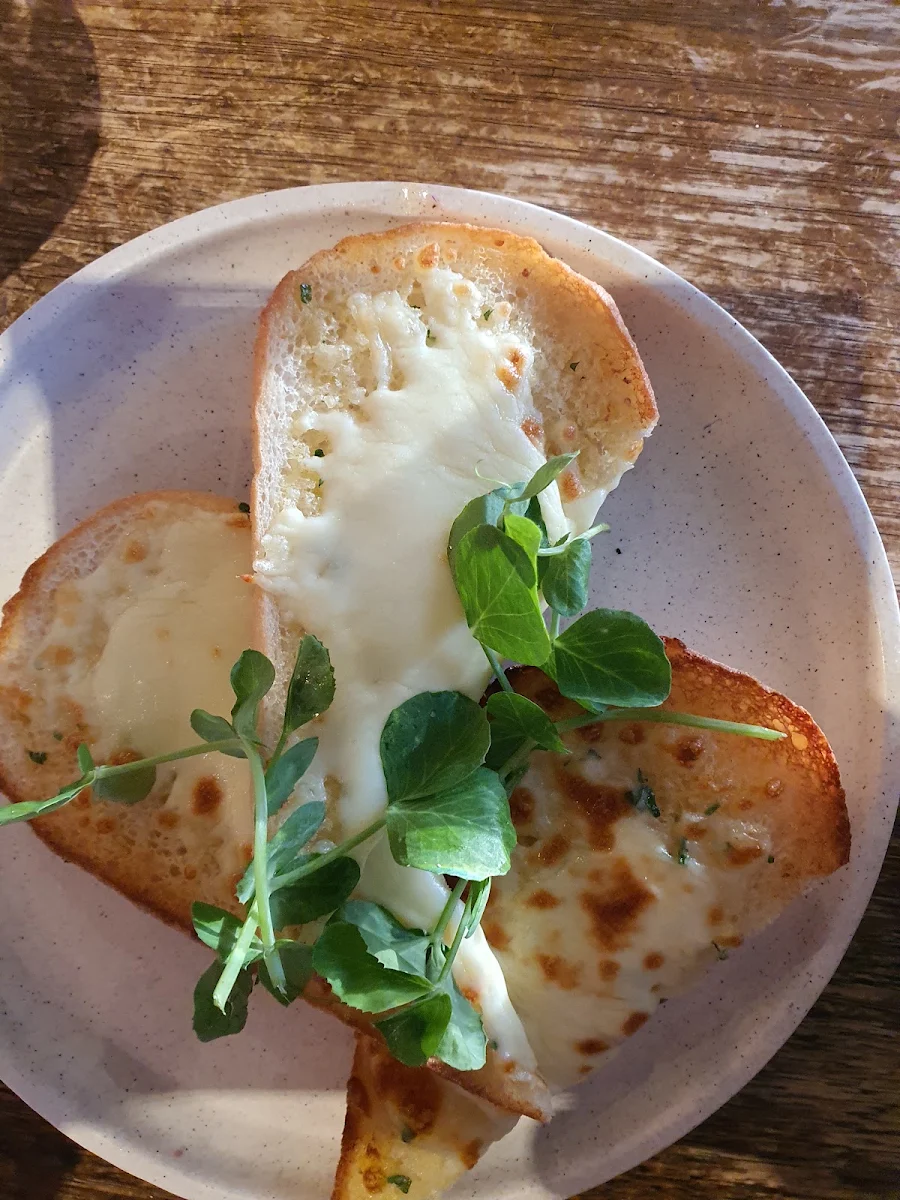 Garlic Bread, Middels