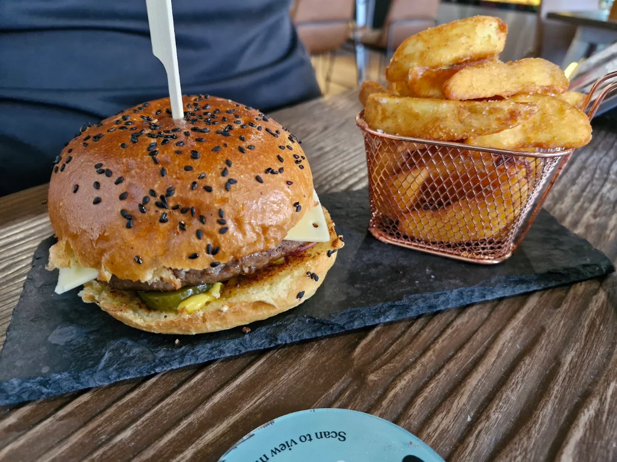 Cheeseburger and Chips, That Plant Cafe