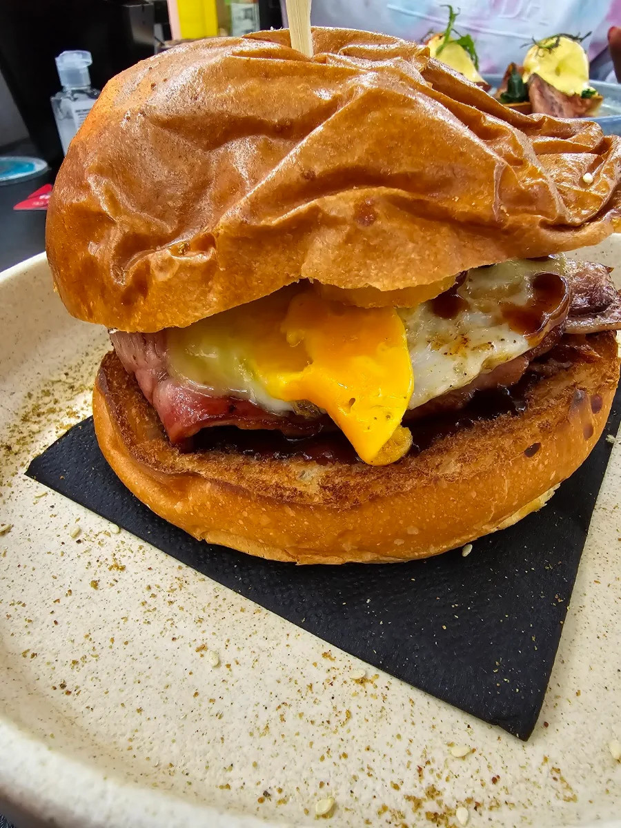 Breakfast Burger, CAFE 2BEANZ