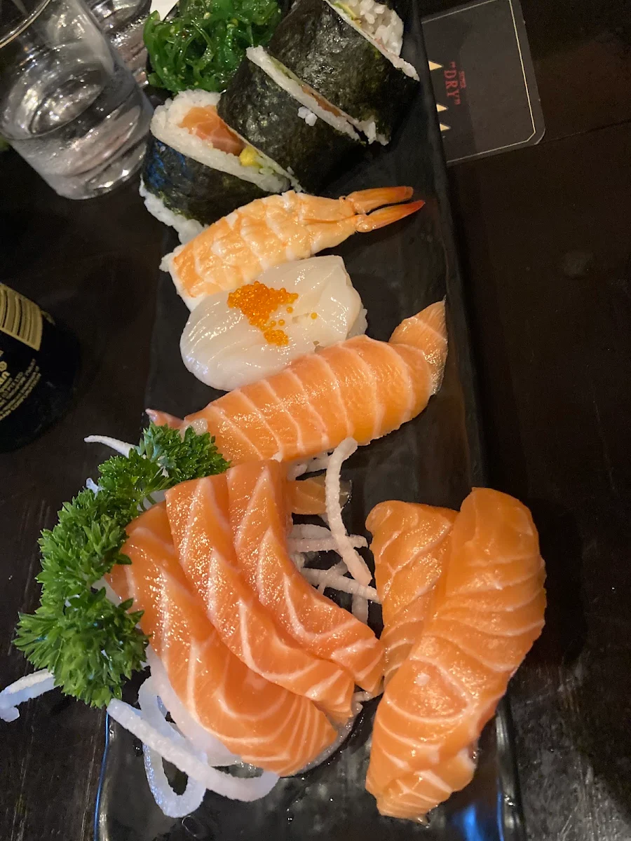 Salmon Sashimi 8 pcs