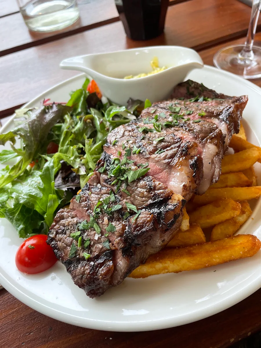 Pub Steak, Bud's Tavern