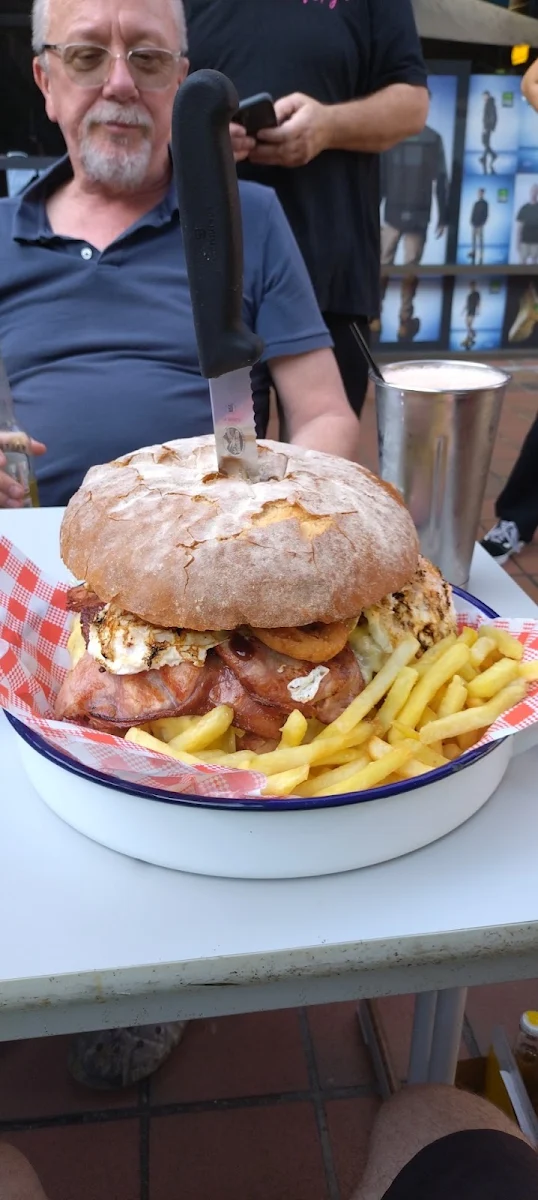 Highlights, Foxys Cafe