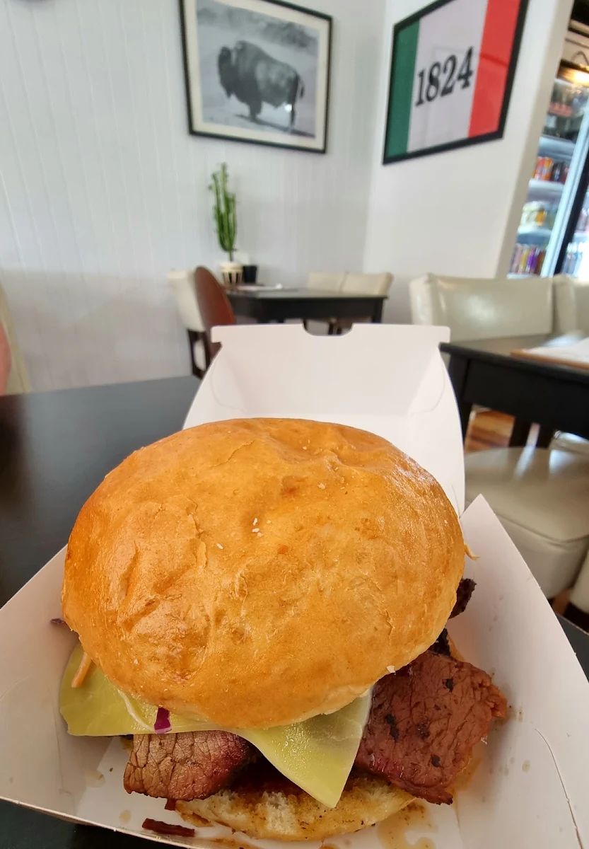 Pulled Beef Burger, 2 m8's BBQ