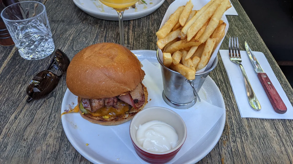 Hamburger, Hunter & Scout Café