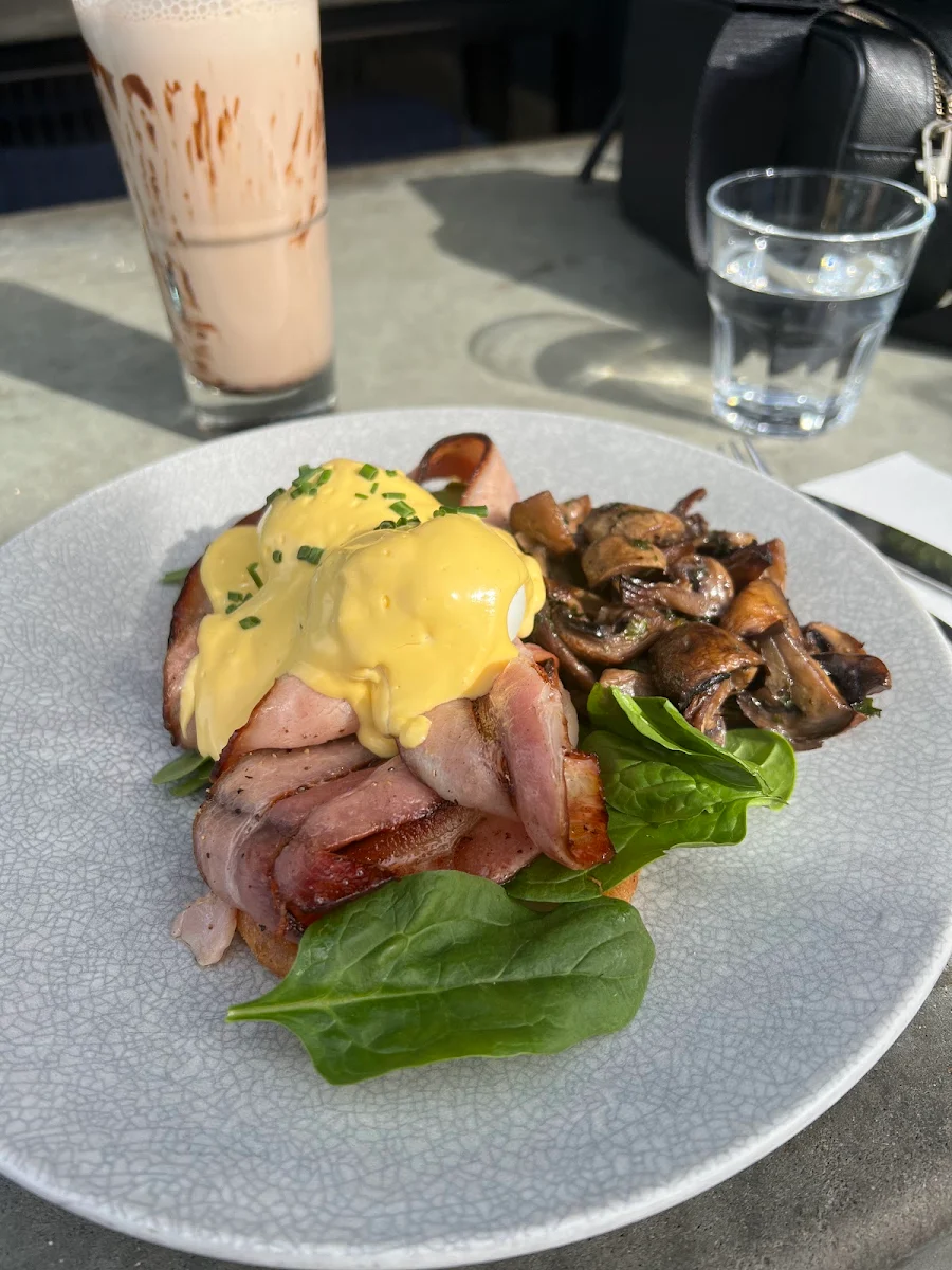 Eggs Benedict, Robbie Brown's