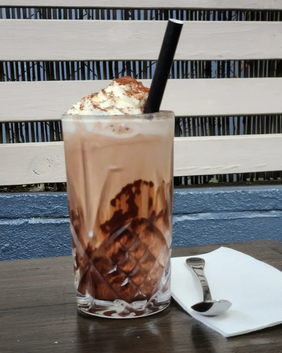 Iced Chocolate, Peach & Billy