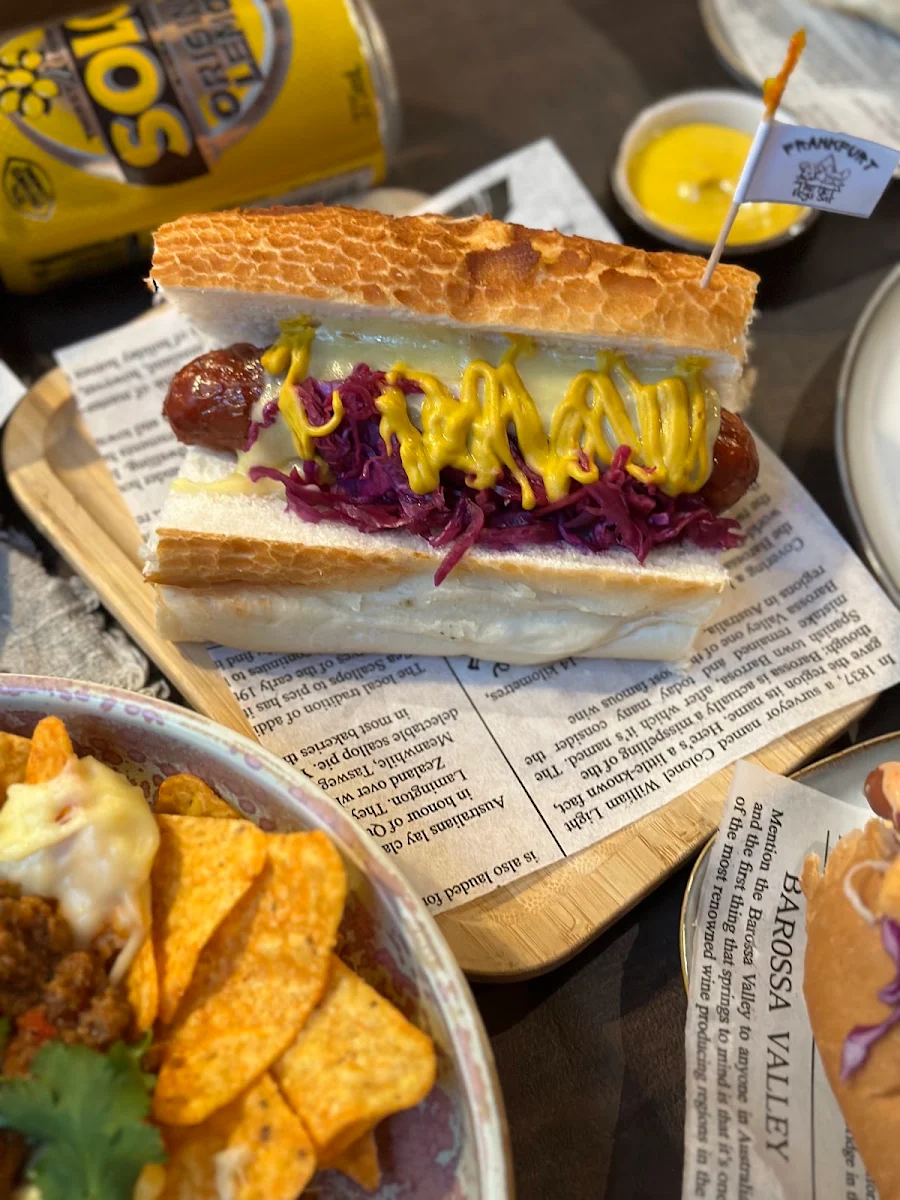 Highlights, The hot dogs bar