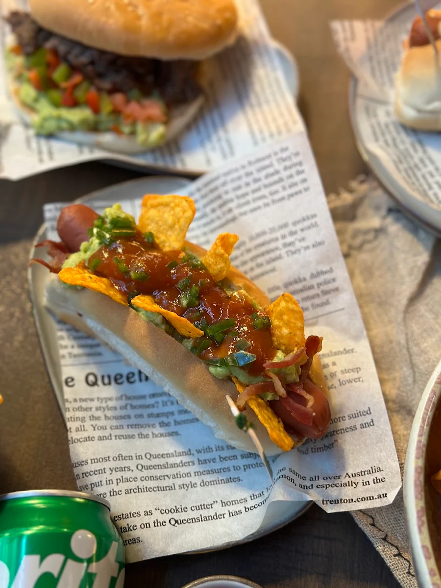 Highlights, The hot dogs bar