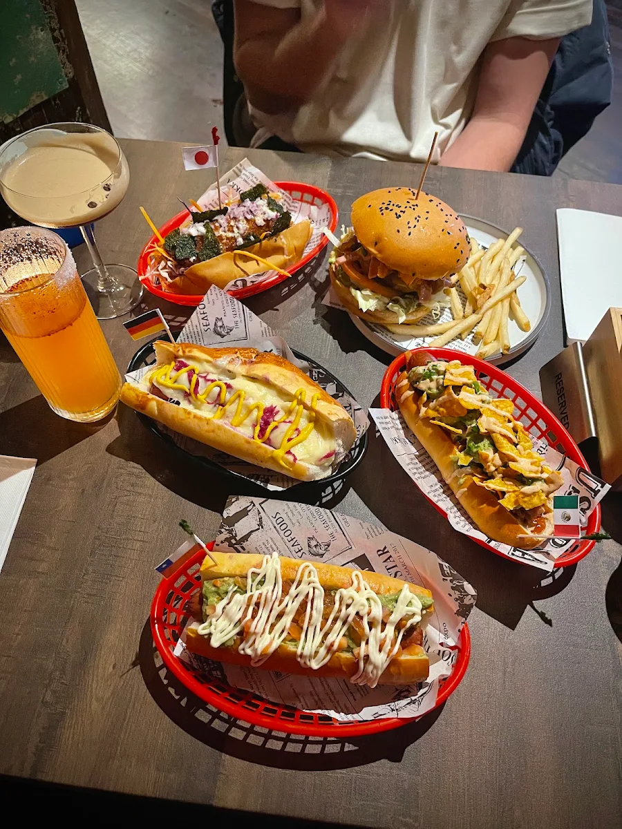 Highlights, The hot dogs bar
