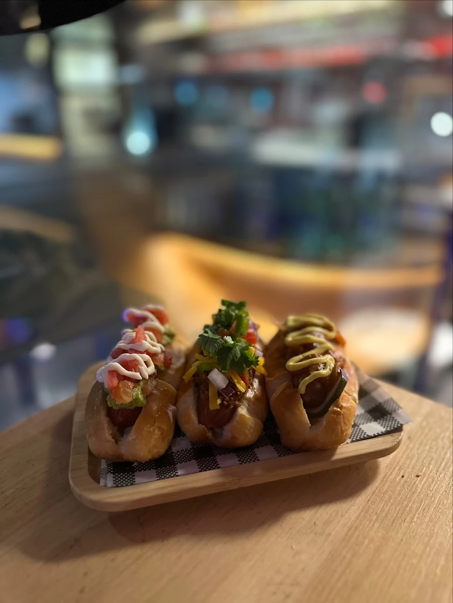 Highlights, The hot dogs bar