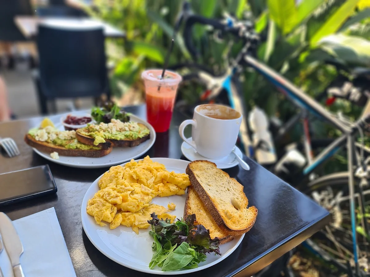 2 Scrambled, Site Café Banyo