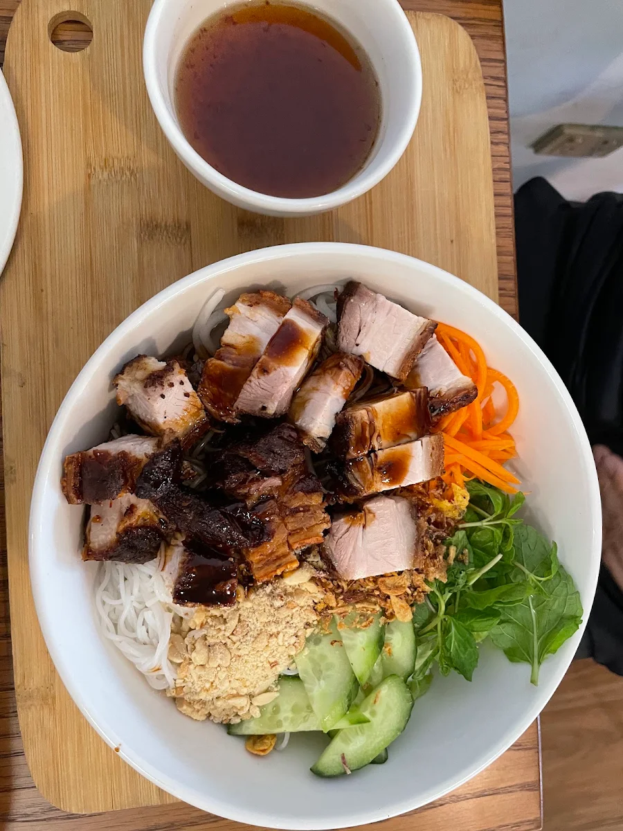 Mixed Grilled of Pork with Vermicelli Noodles