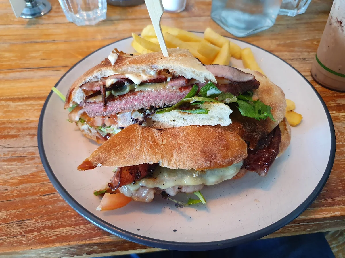 Juicy Steak Sandwich with Chips
