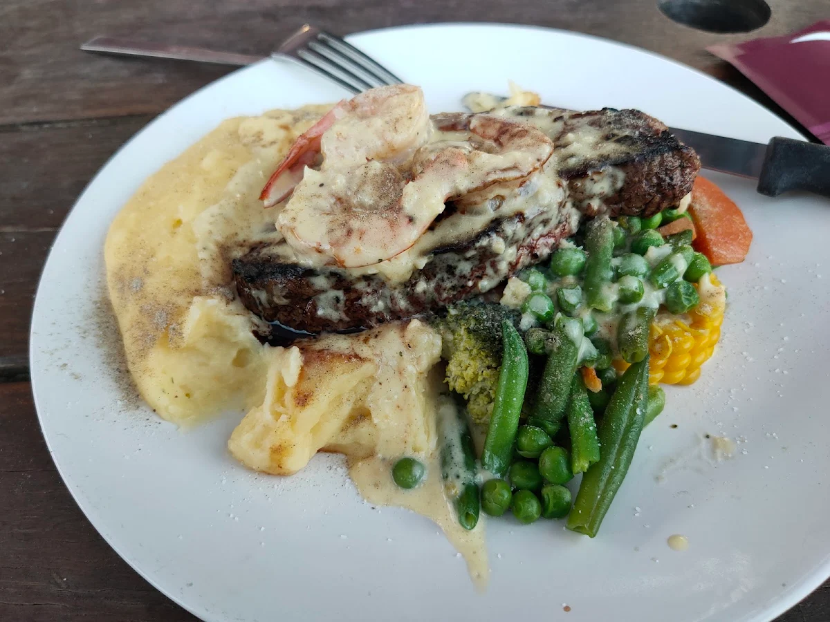 Surf&Turf with Creamy Garlic Sauce