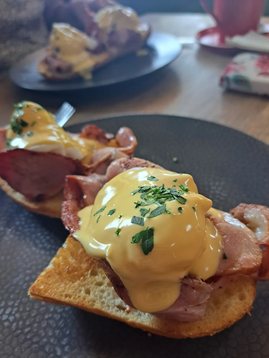 Eggs Benedict, Lil'Ripper Cafe, Bar & Bistro
