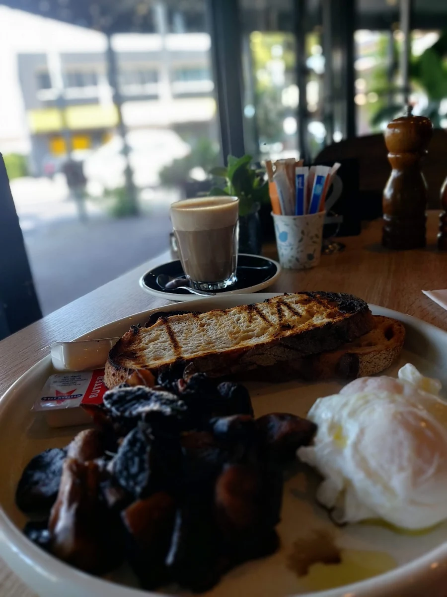 Eggs on Toast with Mushroom