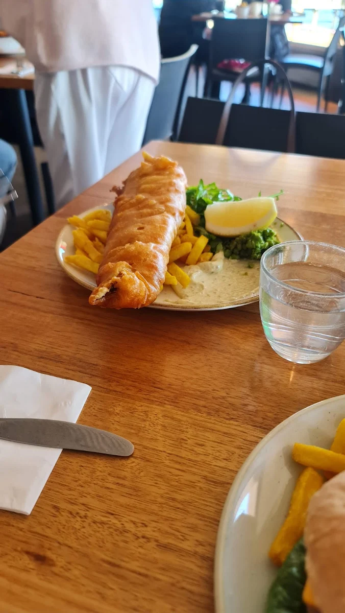 Beer Battered Fish & Chips Housemade Tartare