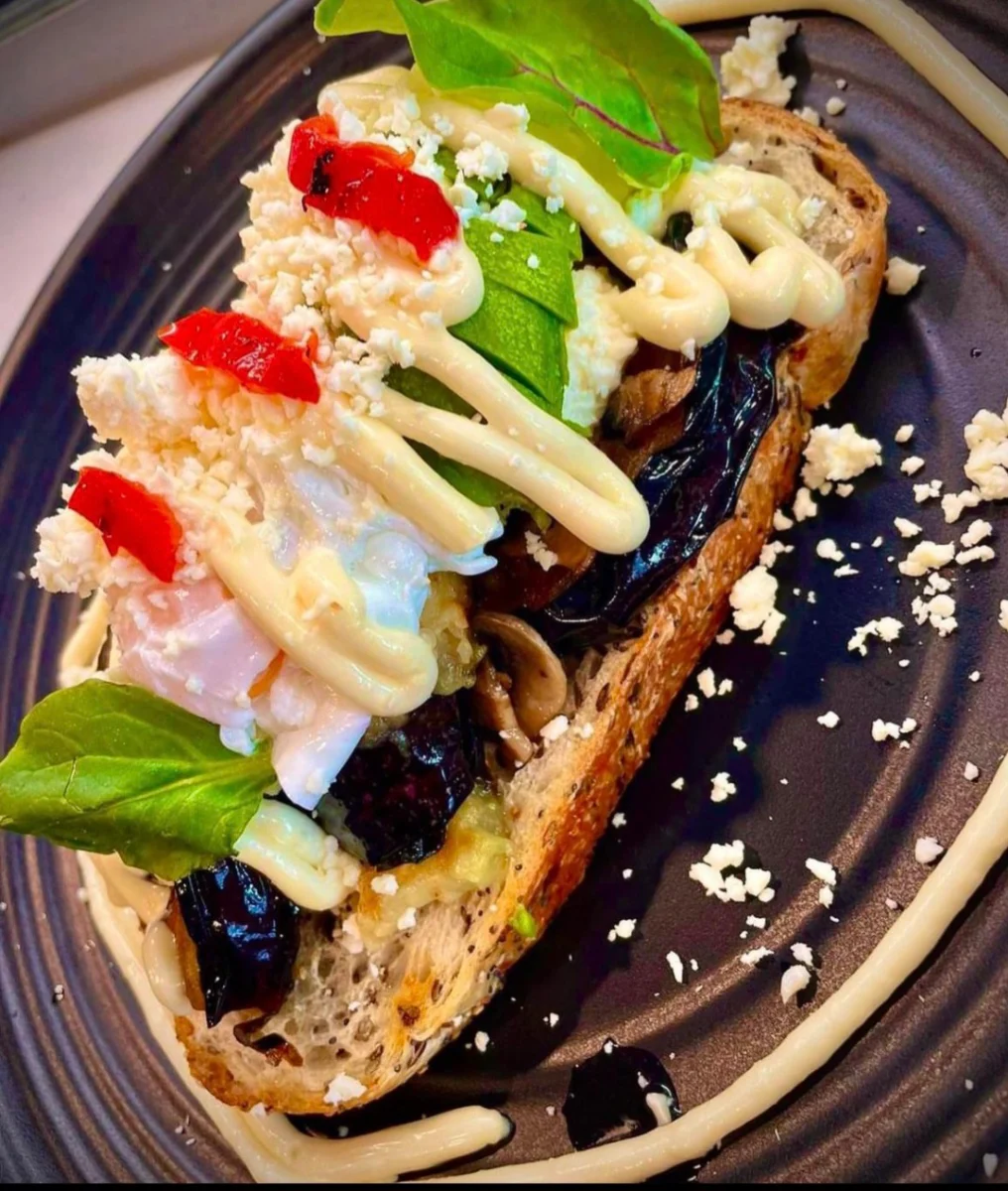 Highlights, Lara's Cafe