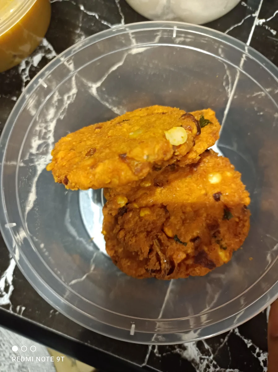 Dal Vada, Chutneys & Curries