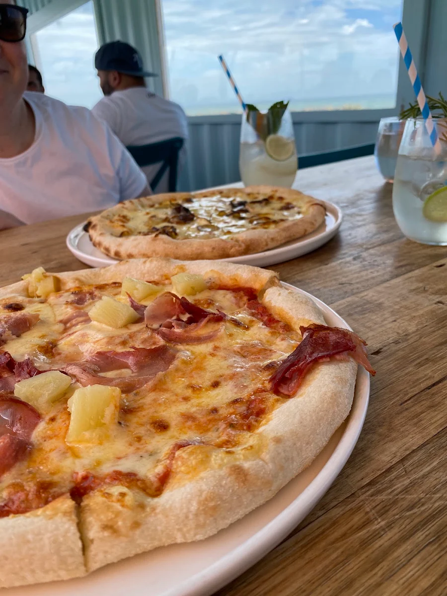 Pizzas, 3030 Waterfront