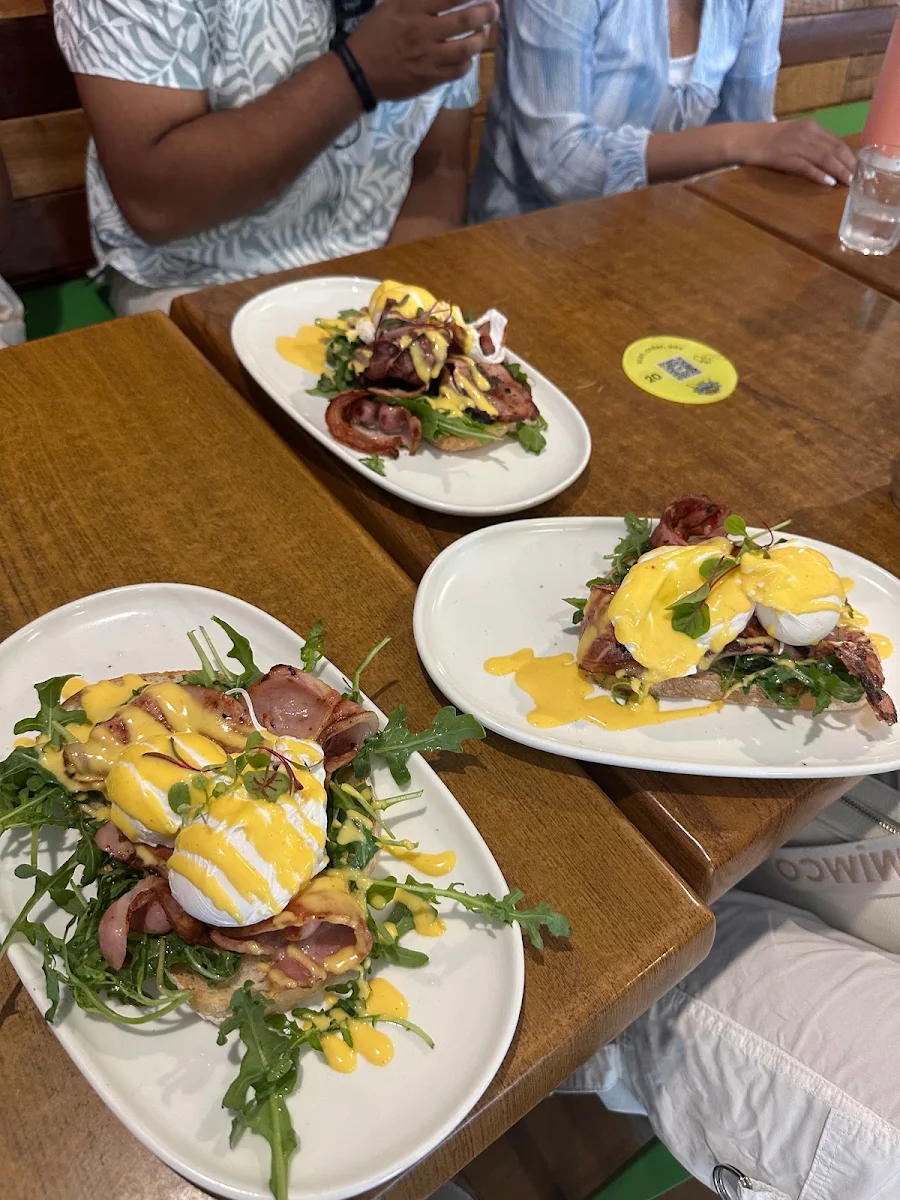 Highlights, Bananas cafe