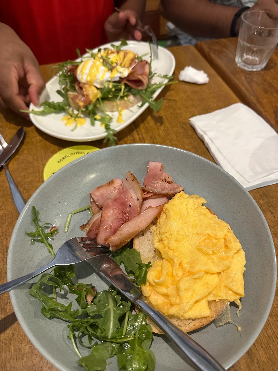 Highlights, Bananas cafe