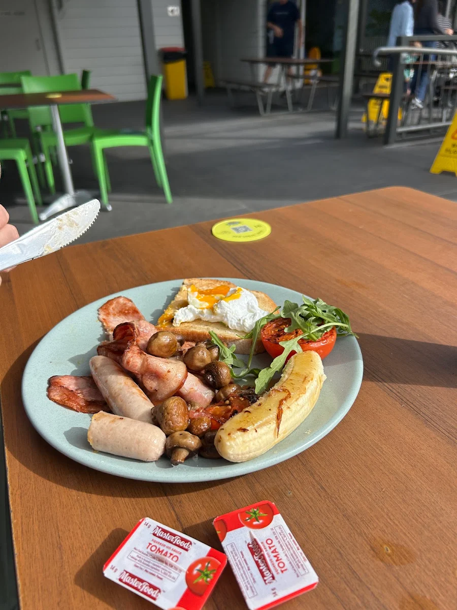 Highlights, Bananas cafe