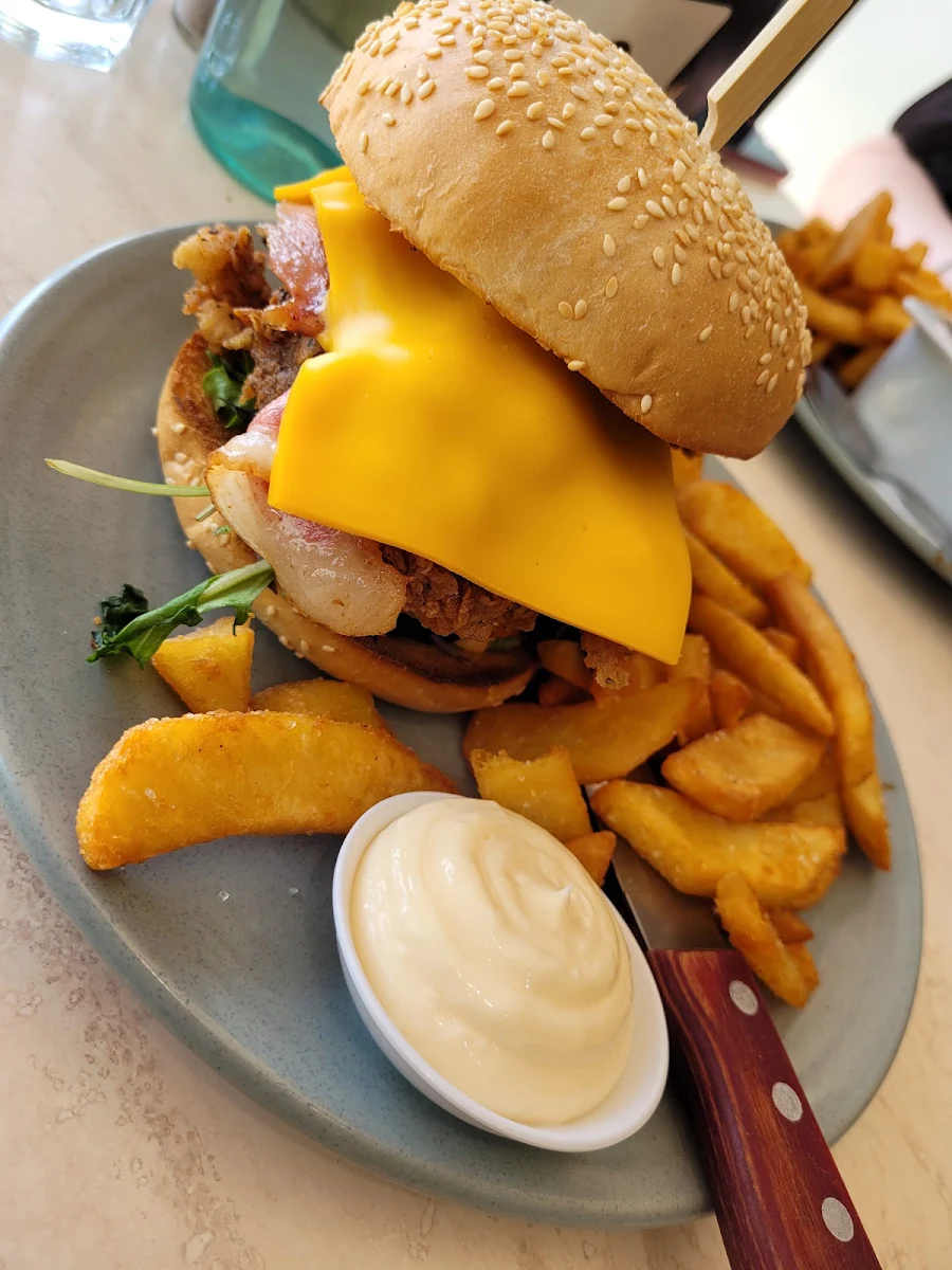 Burger & Chips, Seven Mile Bar & Bistro