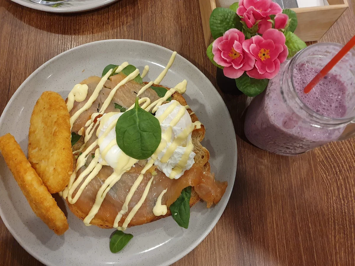 Eggs Benedict with Salmon and Hash Browns