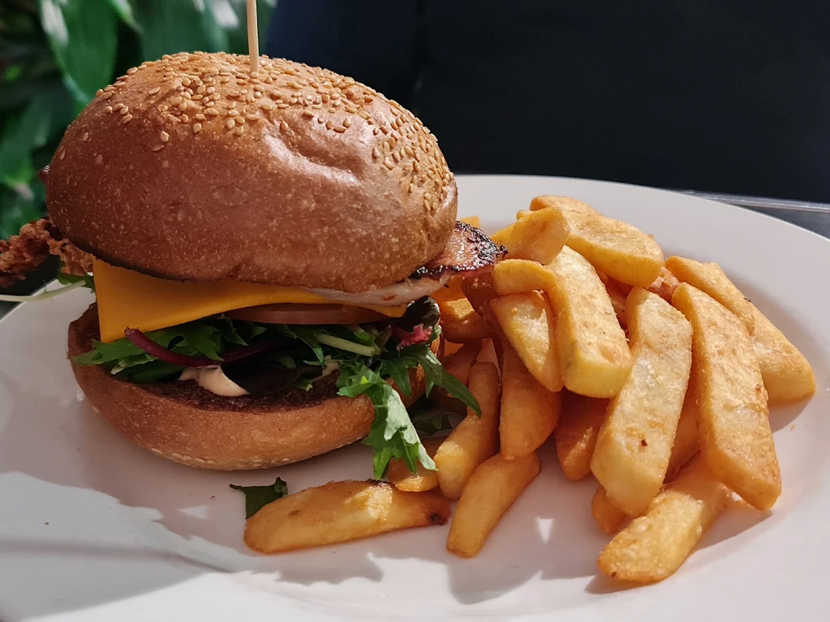 Cheeseburger & Chips, Hotel Lismore