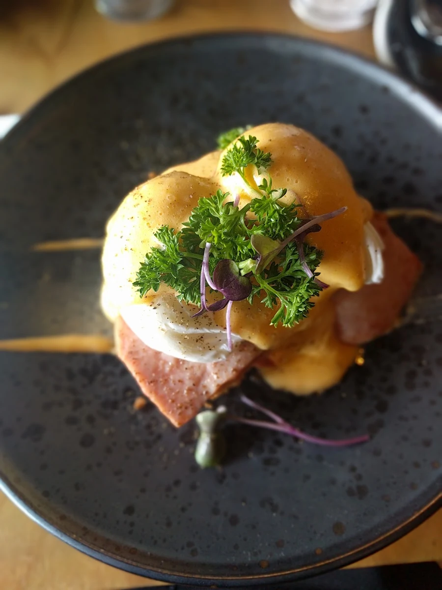 Eggs Benedict, Platform Espresso