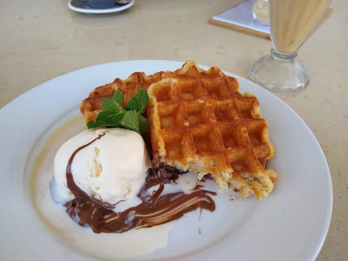 Waffel Mit Eis Und Nutella, Strand View Cafe