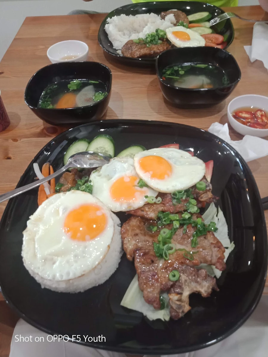 Công Tấm Bì Sườn Chả VÀ Trứng ăn Ở Bên ÚC