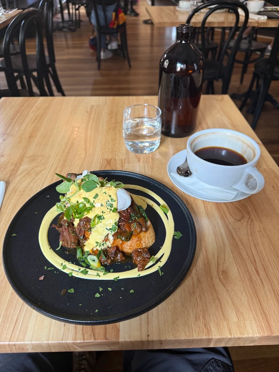 Benedict Beef Bourguignon, Maison Clement