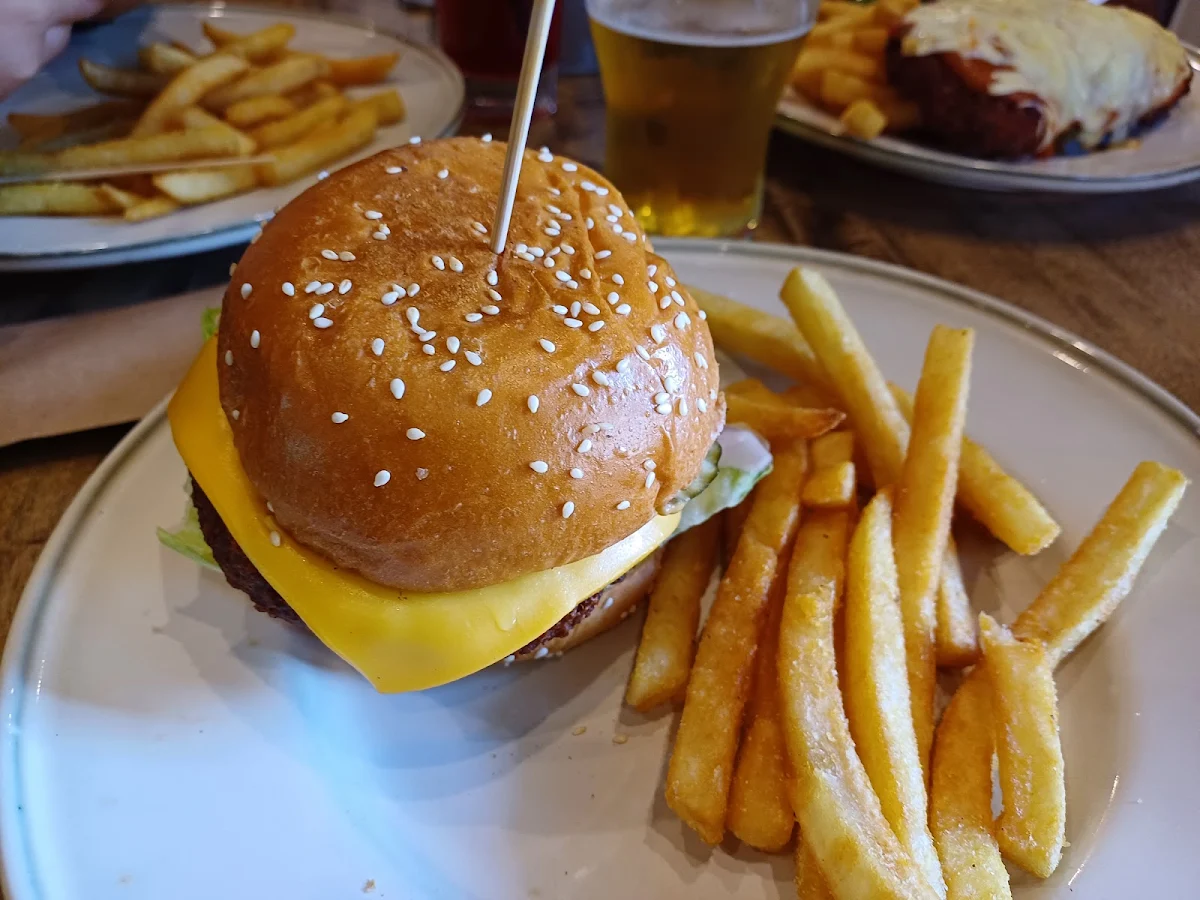 Cheeseburger & Chips, Friend in Hand Hotel
