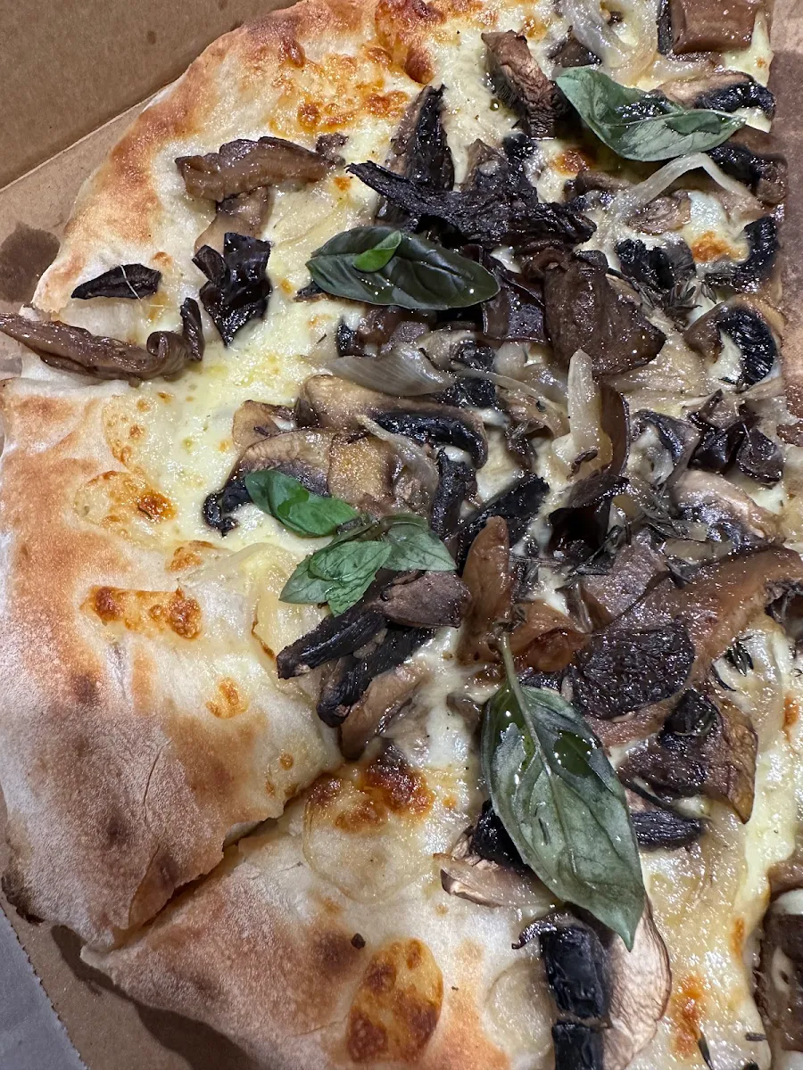 Fungi, munja pizza