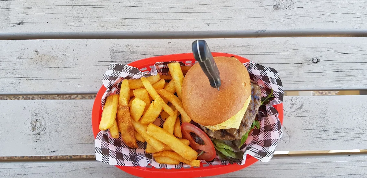 Eeseburger & Chips, Woodgate Beach Hotel