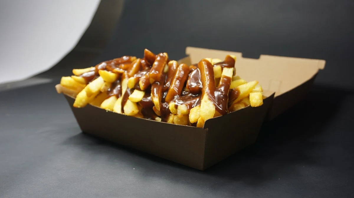 Poutine Chips, Toplum