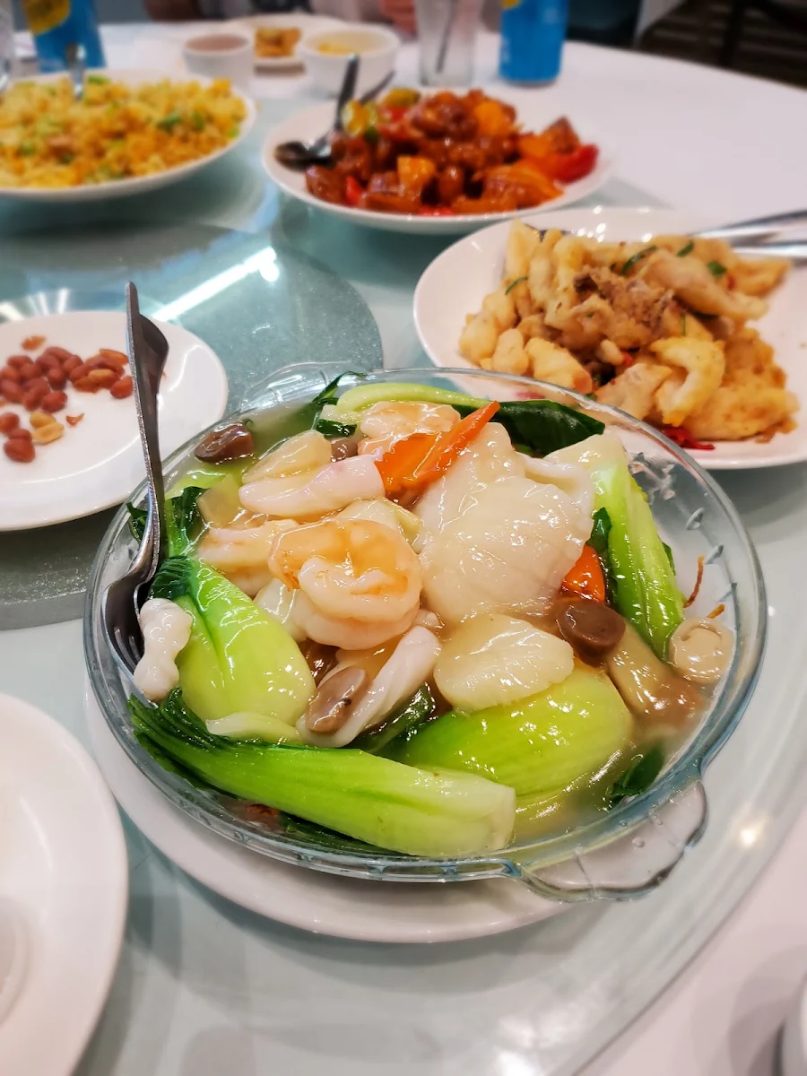 Seafood and Crispy Noodles