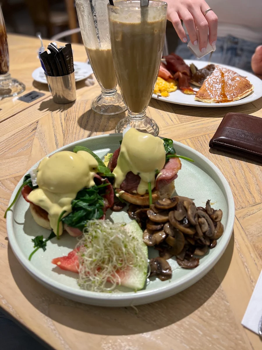 Eggs Benedict, Piccadilly Lounge Cafe