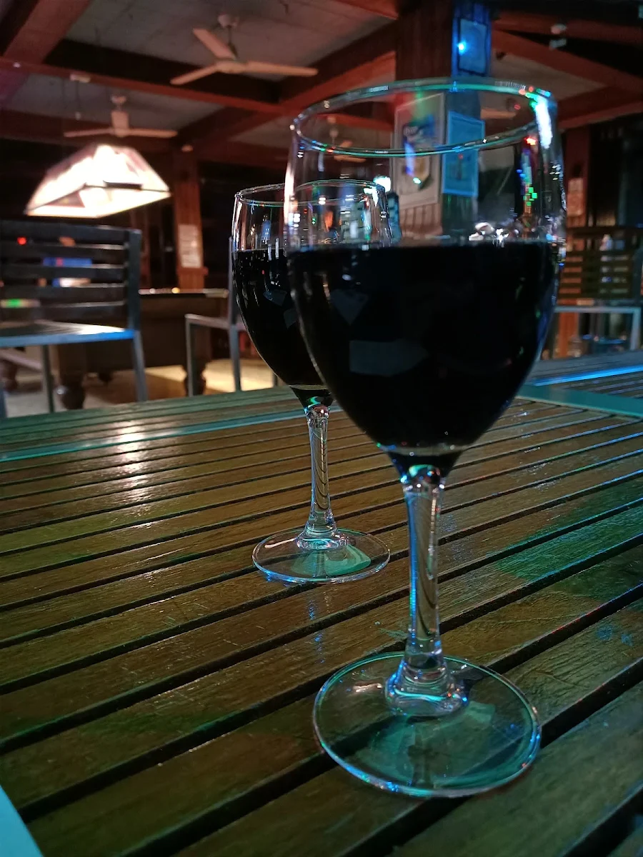 Red Wine, Beaches Bar & Grill