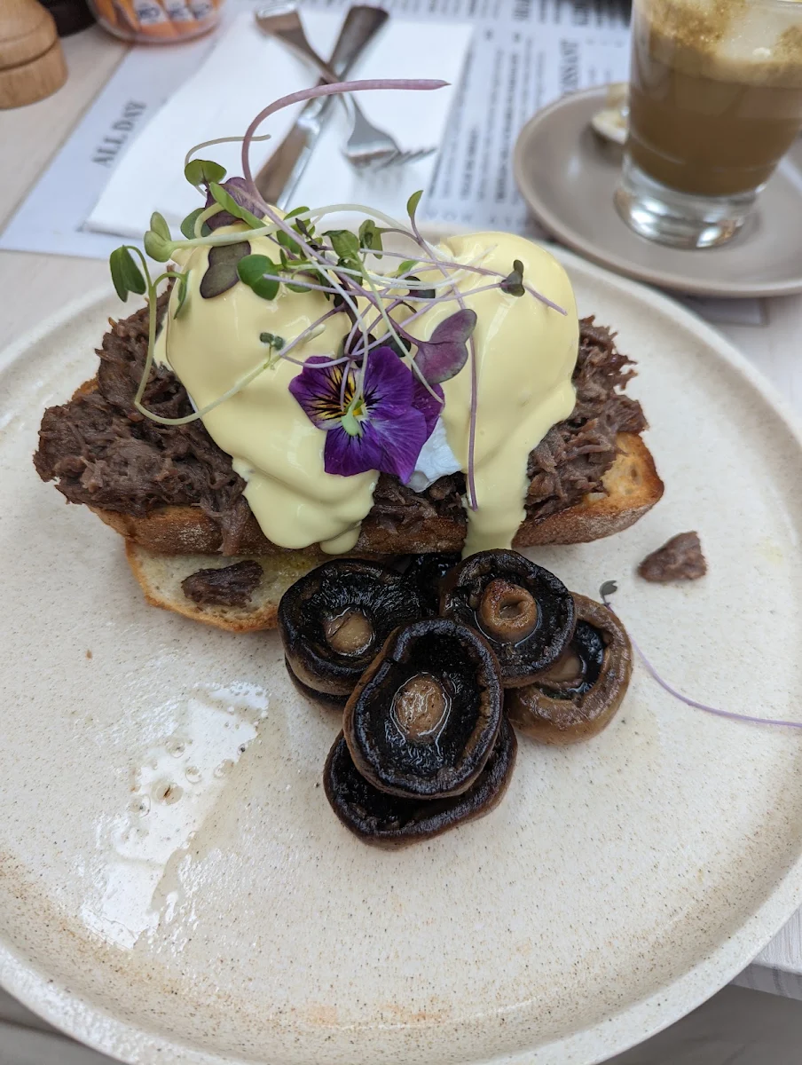 Eggs Benedict with Pulled Pork