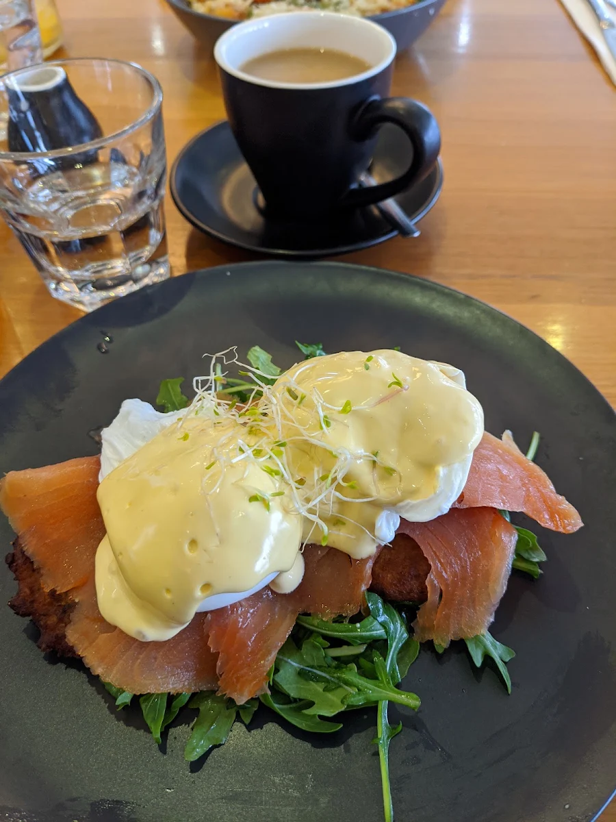 Eggs Benny, Saska