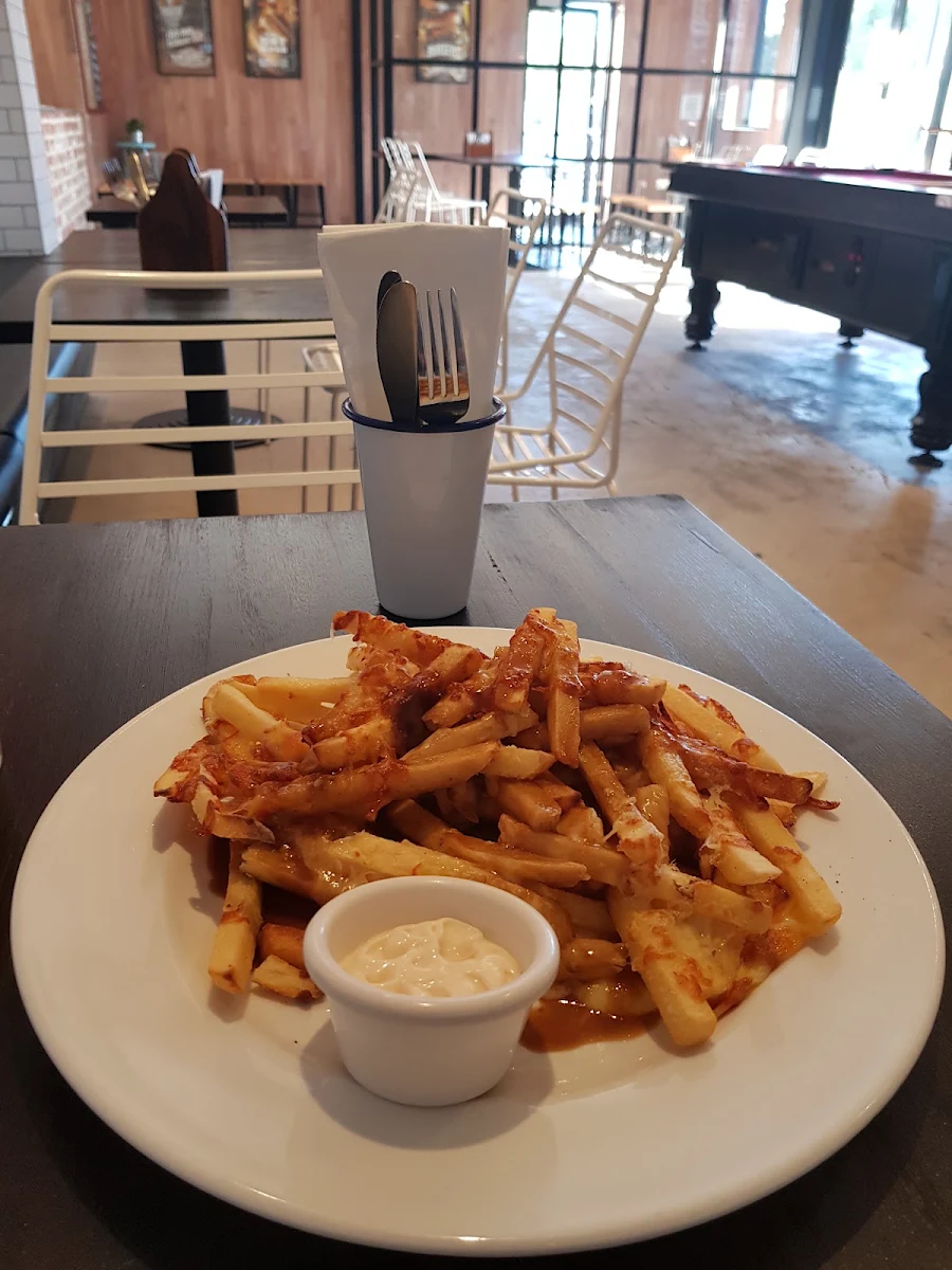 Poutine, Albion Charles Hotel