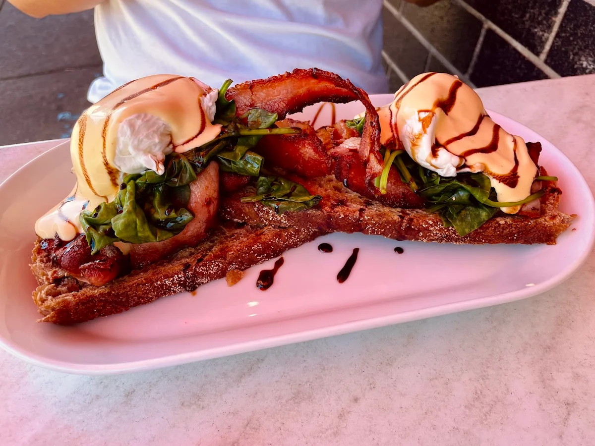 Eggs Benny, MINA'S CAFE