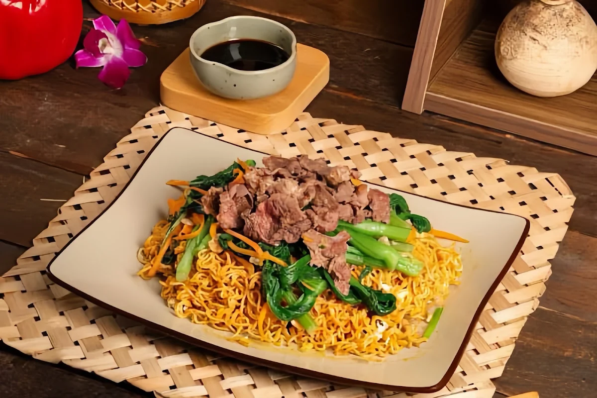 Stir Fried Egg Noodle Mì Xào Bò Hải Sản