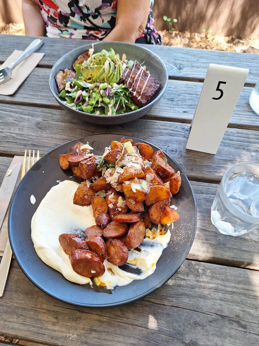 Highlights, Little Iris Cafe