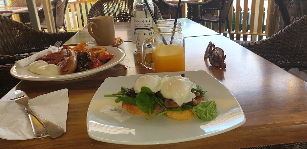 Eggs Benedict & Complete Breakfast, Kapé Centro