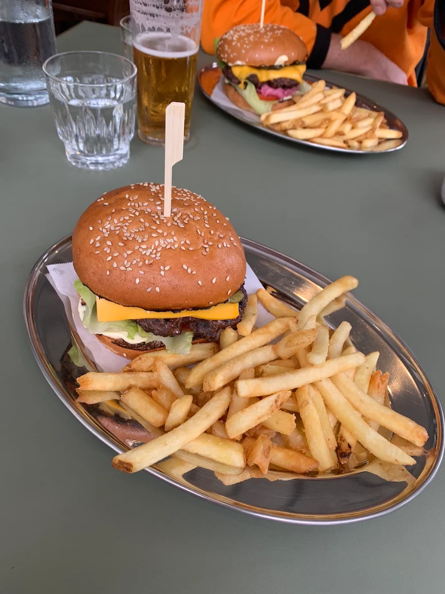 Cheeseburger, The Annandale Hotel